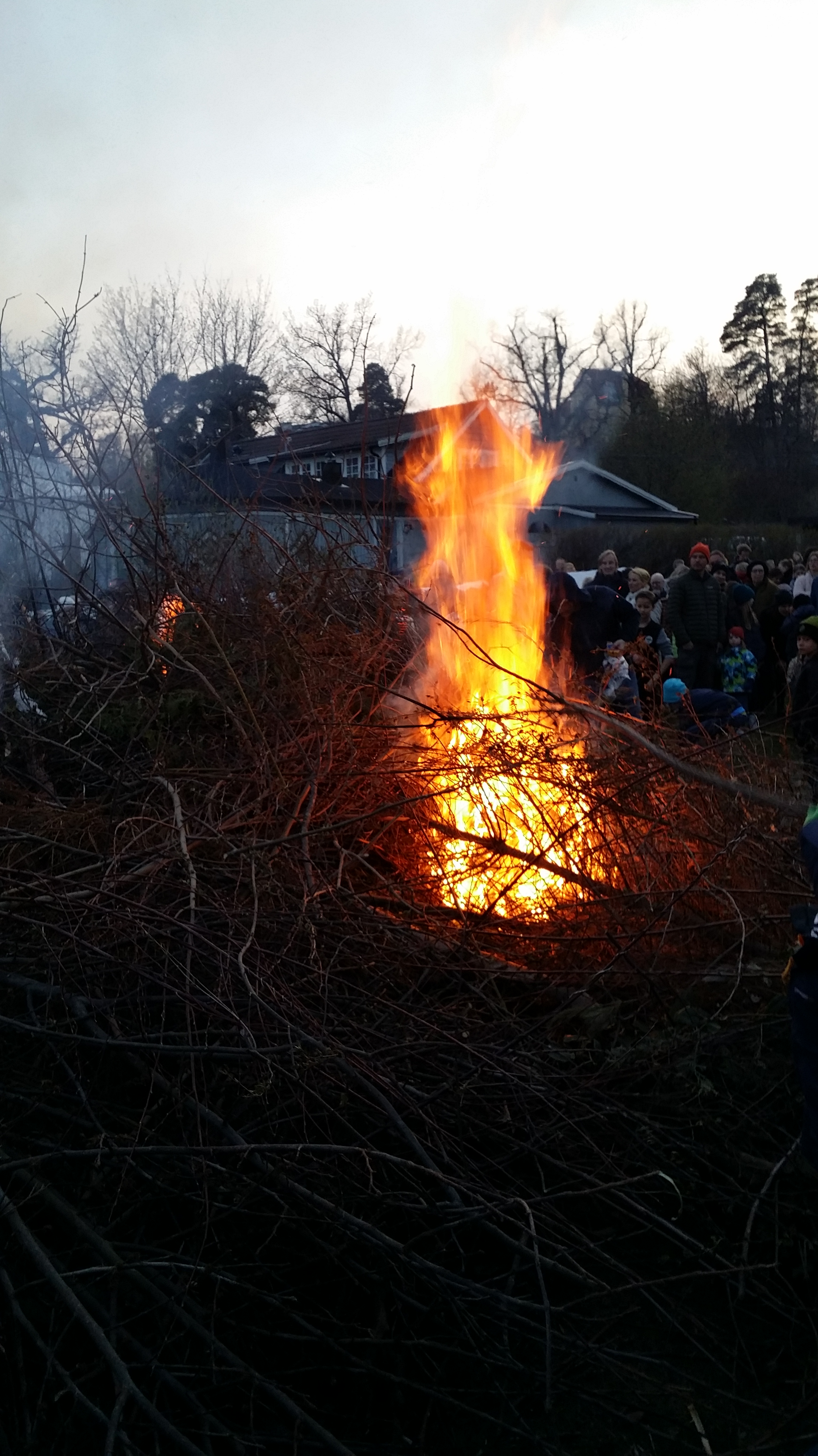 Att tända stora elda är ett exempel på en stämningsfylld tradition som vandrat mellan olika högtider och har haft olika betydelse i olika tider och på olika platser.